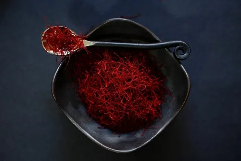 زعفران پاکتی با طراحی ساده و مناسب استفاده روزمره